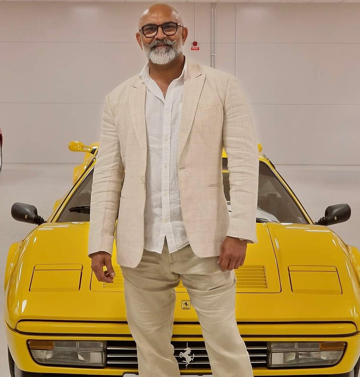 Guruz Car Care-tekniker monterar solfilm i studion i Uppsala