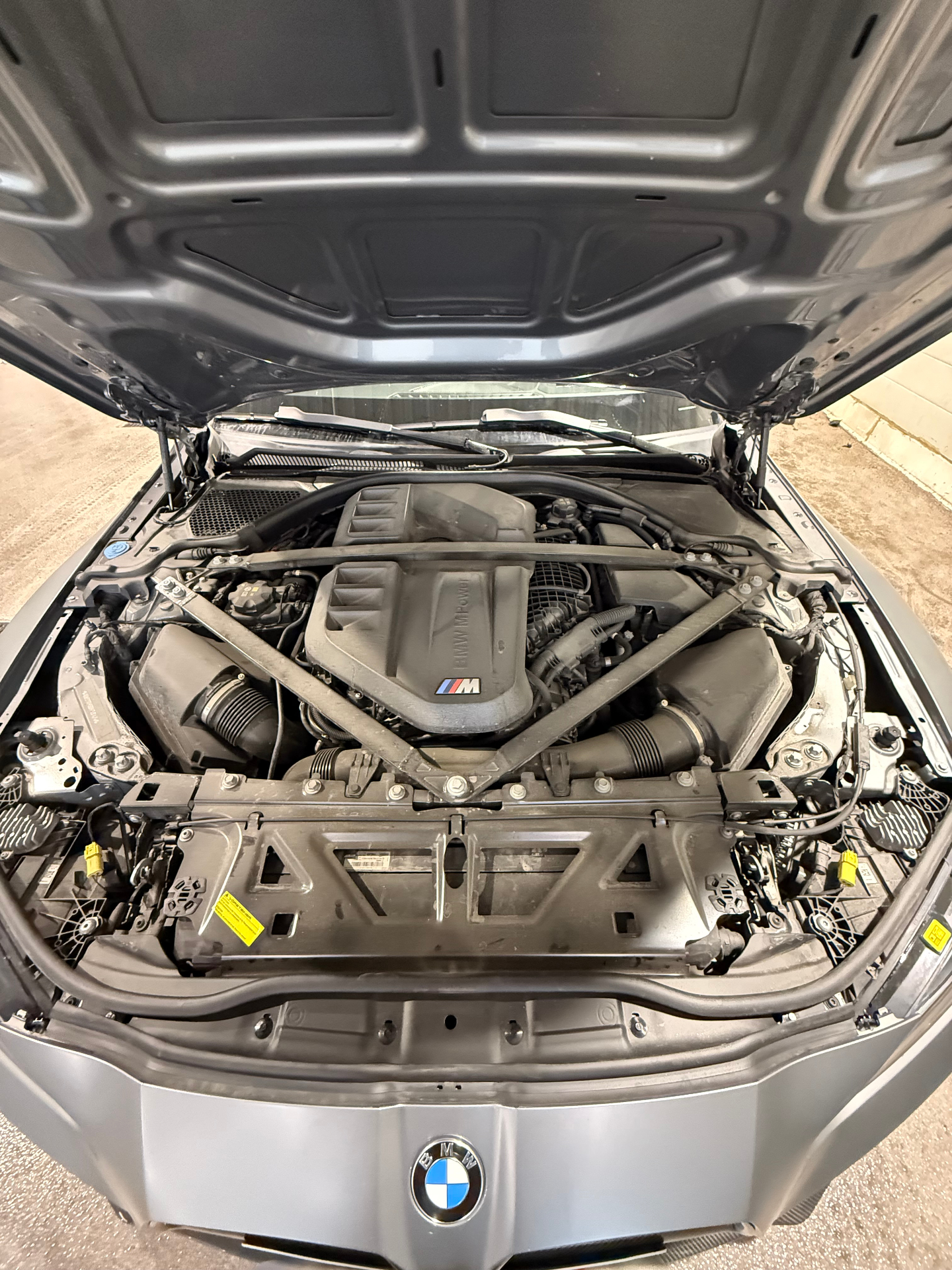 Dammigt BMW M-motorrum före motortvätt hos Guruz Car Care i Uppsala